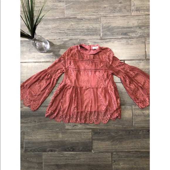 Gorgeous lace bell sleeve top with matching cami - Picture 3 of 5